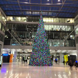 Verbindungsbereich zu den Fernbahnhöfen und Hotels- Weihnachtsdekorationen