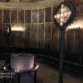 Taubecken rechts hinter Altar