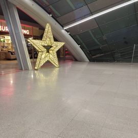 Oberer Verbingsbereich zu den anderen Bahnsteigen Weihnachtsdekoration