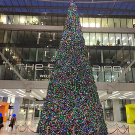 Verbindungsbereich zu den Fernbahnhöfen und Hotels- Weihnachtsdekorationen 