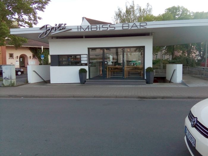 Habe die Fotos nach Ladenschluss gemacht um keine Autos oder Leute vor dem Laden zu haben.