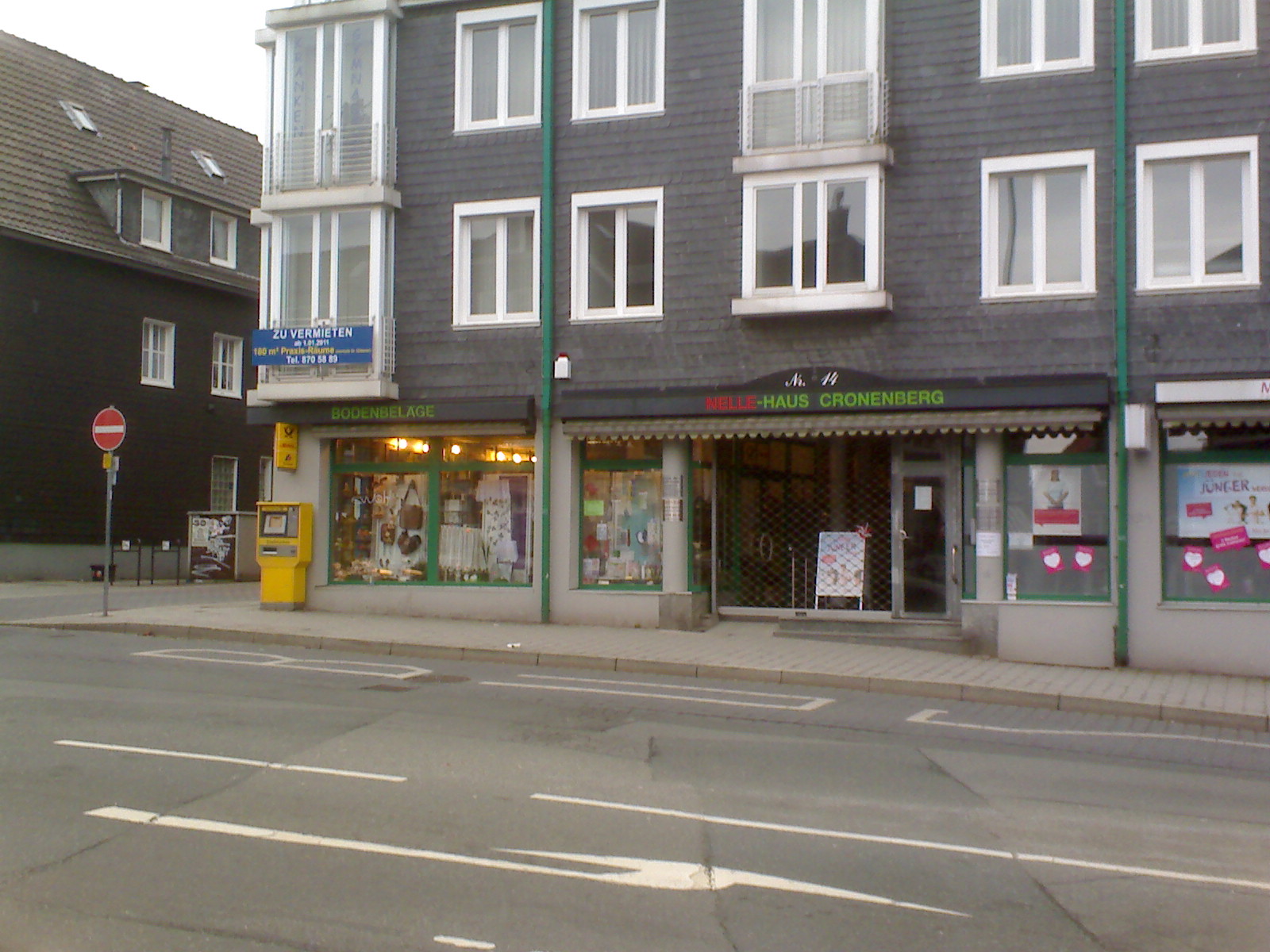 Das Nelle-Haus von der anderen Straßenseite beobachtet.