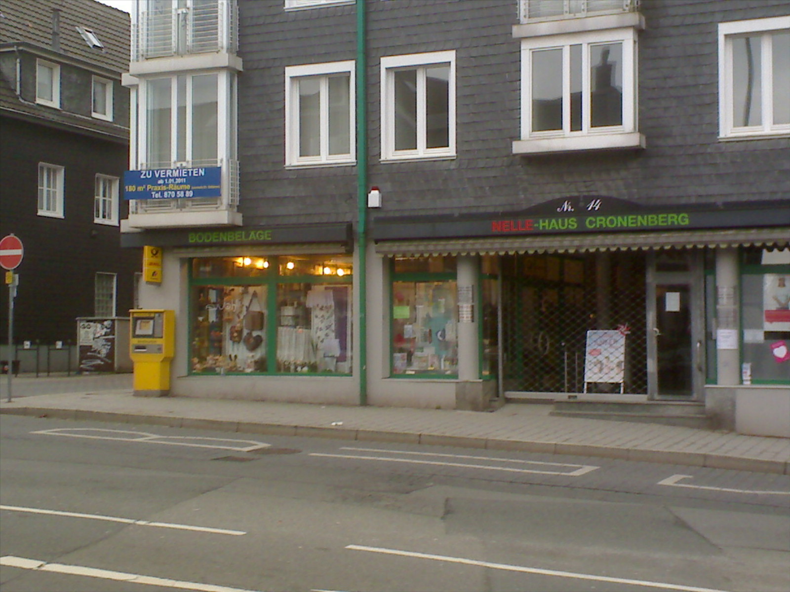 Das Nelle-Haus von der anderen Straßenseite beobachtet.