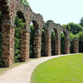 Wasserkastell u. Aquädukt im Schlossgarten in Schwetzingen