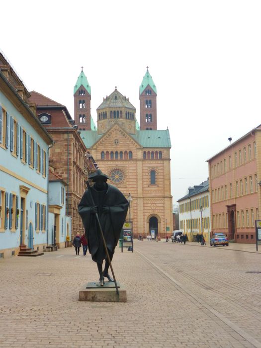 Pilger streckt den Rücken zum Kaiserdom