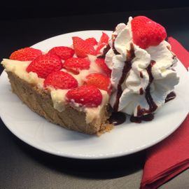 Unser hausgemachter Obstkuchen nach Familienrezept schmeckt mit Sahne sogar noch besser.