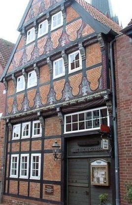 Ehemals Wohnhaus eines Ackerbürgers und Fuhrmannes mit Stallung.1553 erbaut und 1979 durch einen privaten Verein vollständig restauriert.
