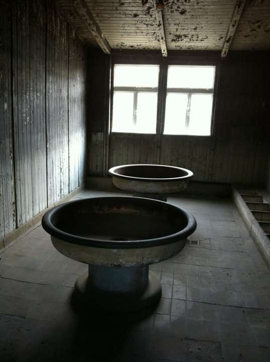 Rechts, die eckigen Löcher im Boden waren Toiletten. An den Becken haben sich alle Gefangenen gewaschen.