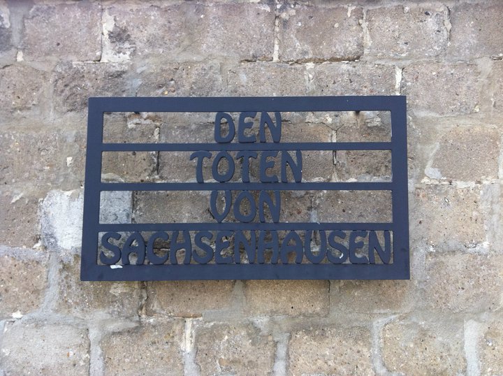 Gedenktafel den Toten von Sachsenhausen