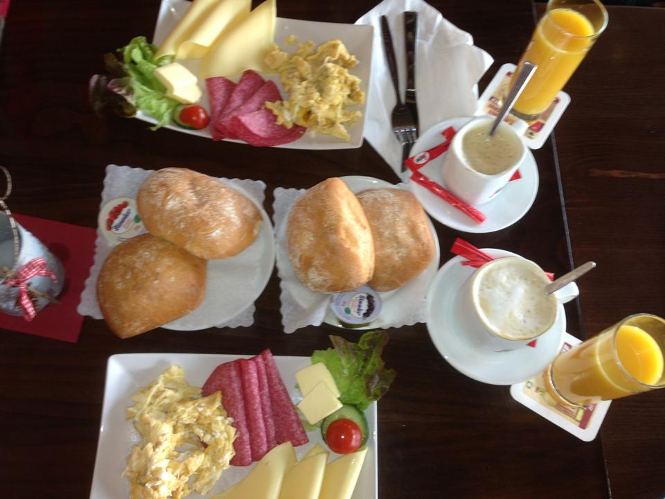 Reichhaltiges Frühstück mit Brötchen, Rührei, Aufschnitt, Orangensaft und ein warmes Getränk nach Wahl im Palladio Ettlingen für rund 7 Euro p. P. (Newcomer-Frühstück)