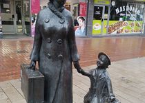 Bild zu Skulpturengruppe Mutter und Kind auf dem Weg zum Bahnhof