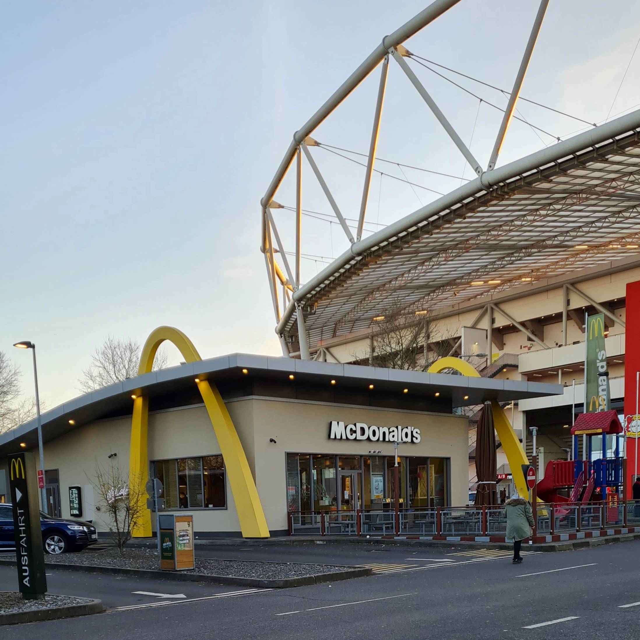 Bild 1 McDonald's Restaurant Team H.M. GmbH in Leverkusen