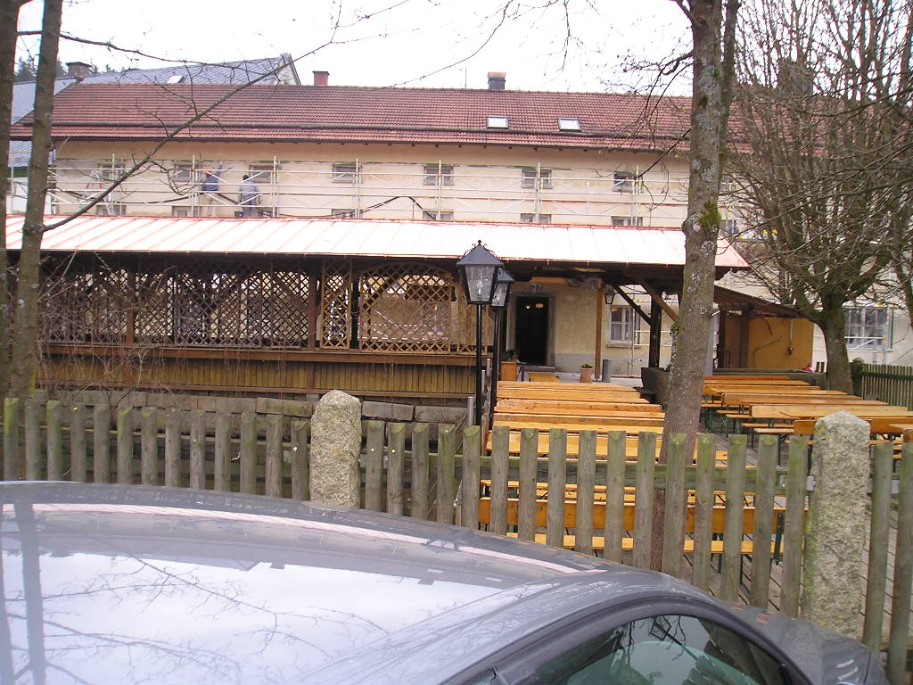 Biergarten und Wirtshaus vom Parkplatz aus gesehen