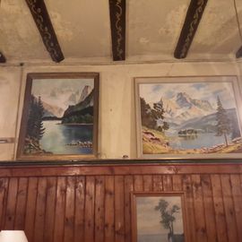 Alte Gemälde im Saal des Historischen Gasthof zum Adler in Großholzleute