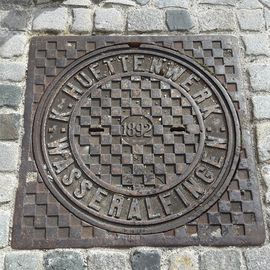 Alter Schachtdeckel der H&uuml;ttenwerke Wasseralfingen am Bahnhof Honau