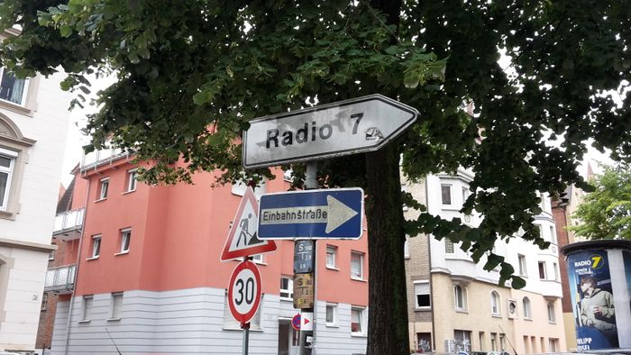 Wegweiser zu Radio 7 in der Gaisenbergstraße in Ulm.