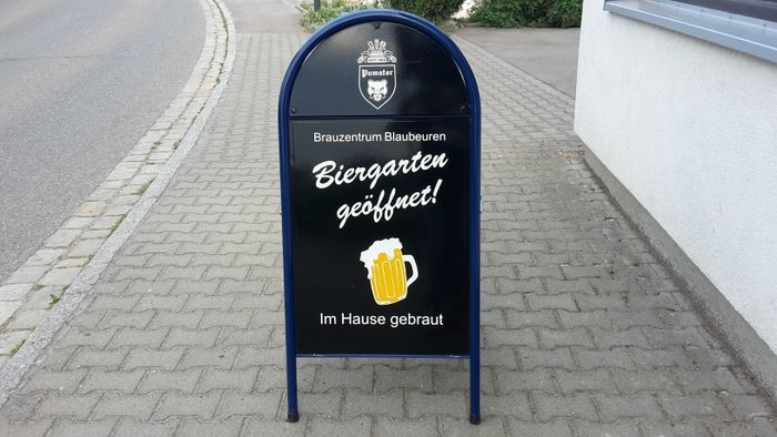 Hinweis auf den Biergarten des Bräustüble der Brauerei Pumator in Sonderbuch bei Blaubeuren.