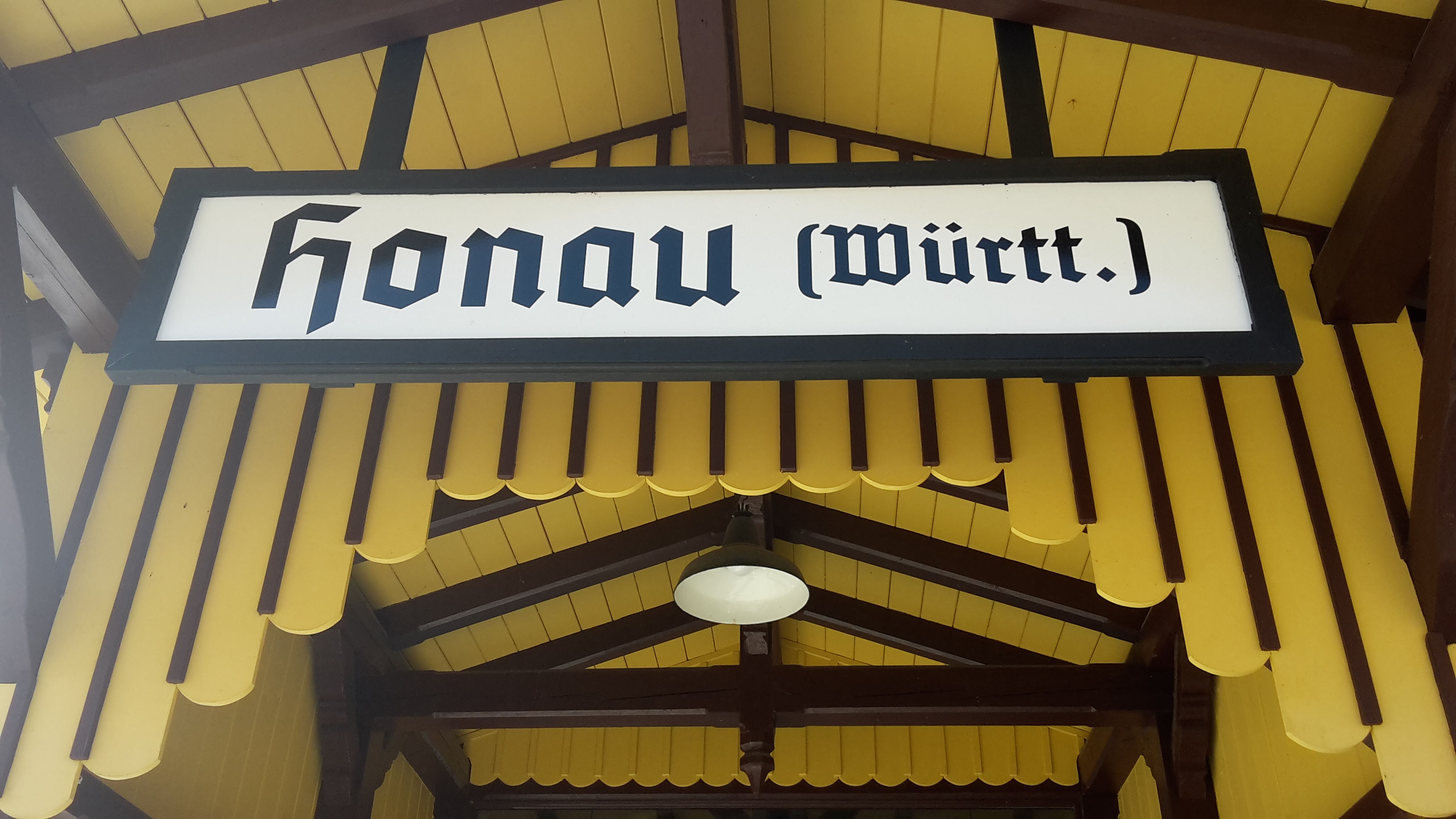 Stationsschild Bahnhof Honau.