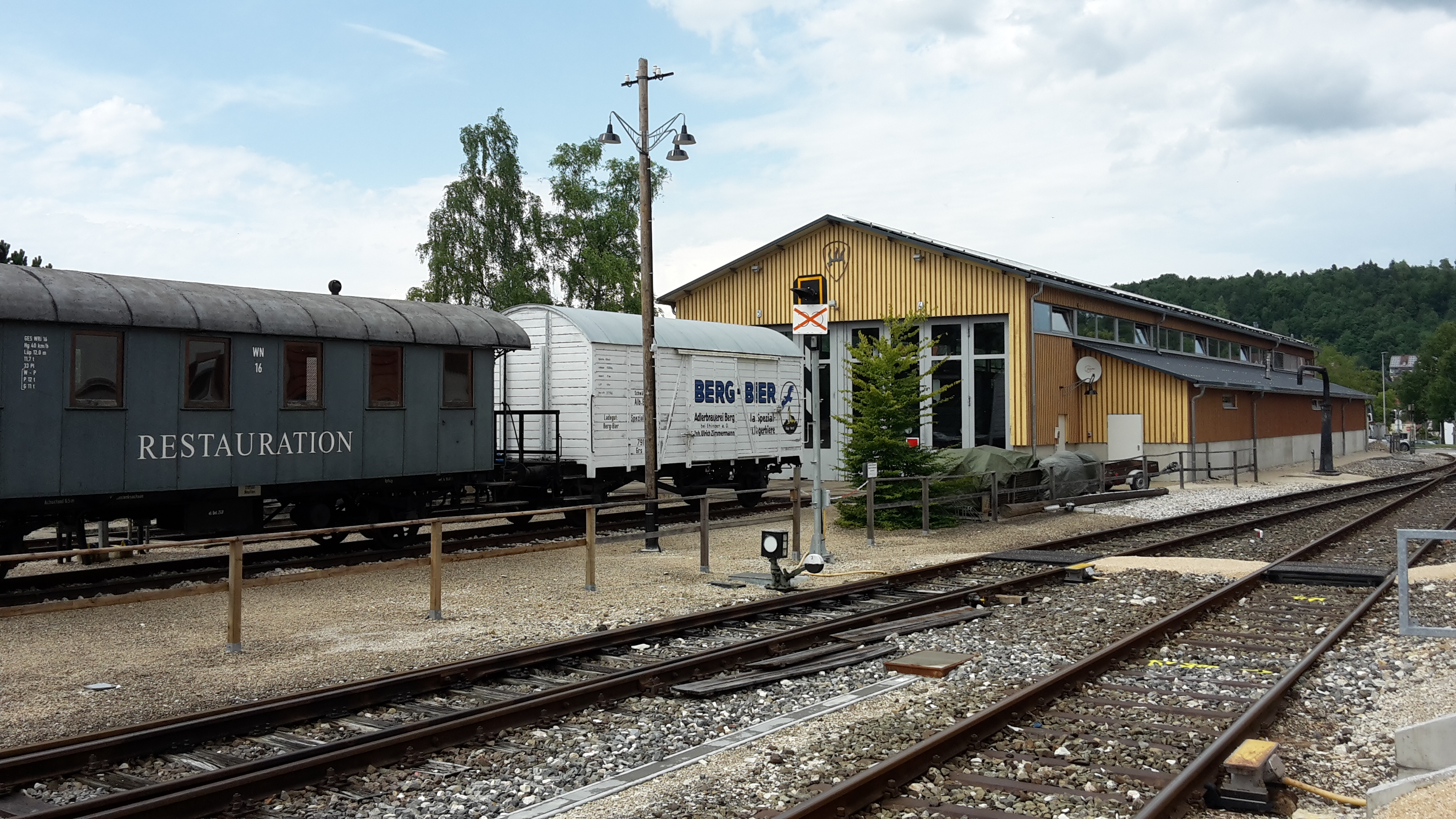 Ein restaurierter wei&szlig;er Bierwagen der Berg Brauerei im Bahnhof von M&uuml;nsingen.