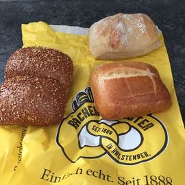 Links,Dinkelbrötchen, rechts oben Franzosen Brötchen und darunter Meisterling