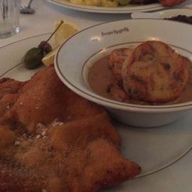 Wiener Schnitzel mit Pfifferlingen und Serviettenknödel