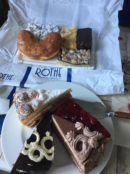 War das lecker....
Nougattorte, Creme Brülee Torte  mit Johannesbeeren, Himbeerjoghurt Torte...
Kaffeebohne, Schokokuchen, Mohnkuchen, Apfel-und Pflaumenkuchen mit Streusel