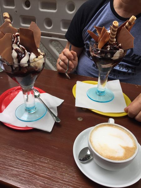 Eisbecher Braun - Weiß und ein Cappuccino, lecker.