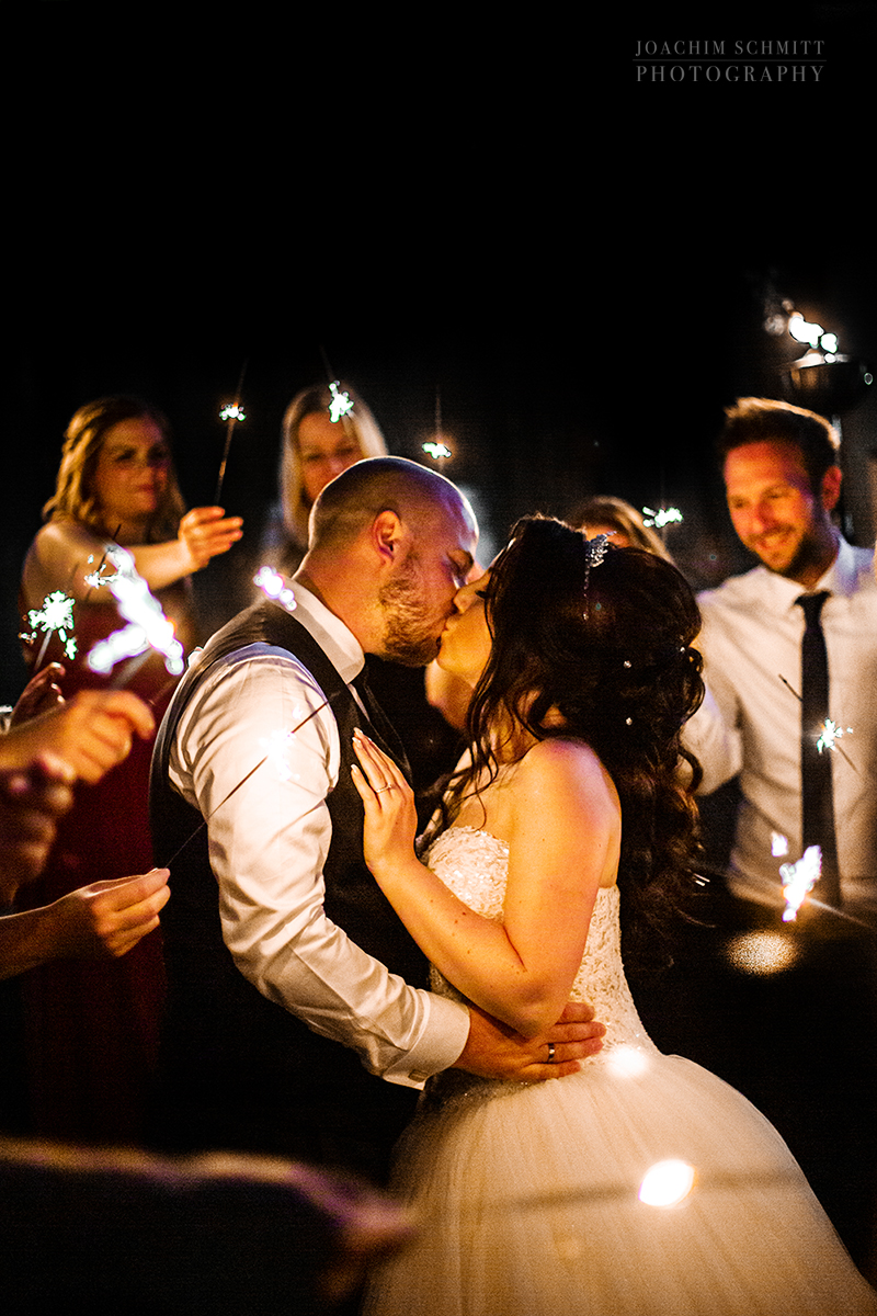 Brautpaar mit Kerzenlicht
