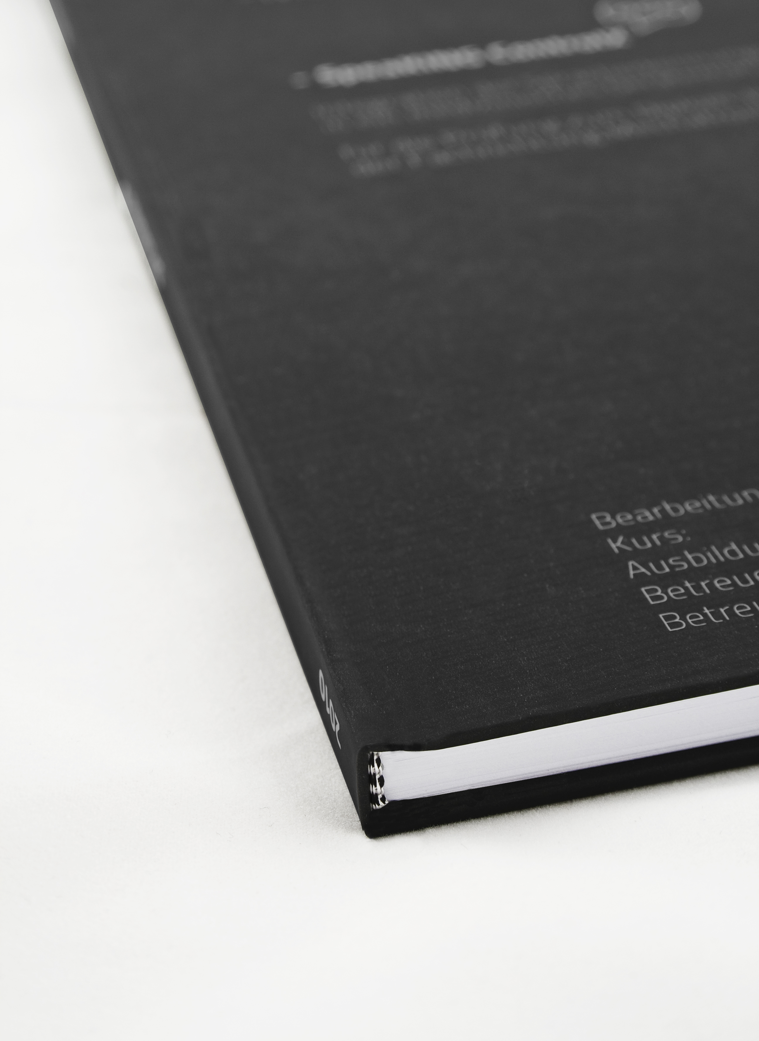 Selbst gestaltete Hardcover-Bindung mit Rückendruck in schwarz Druck deine Diplomarbeit