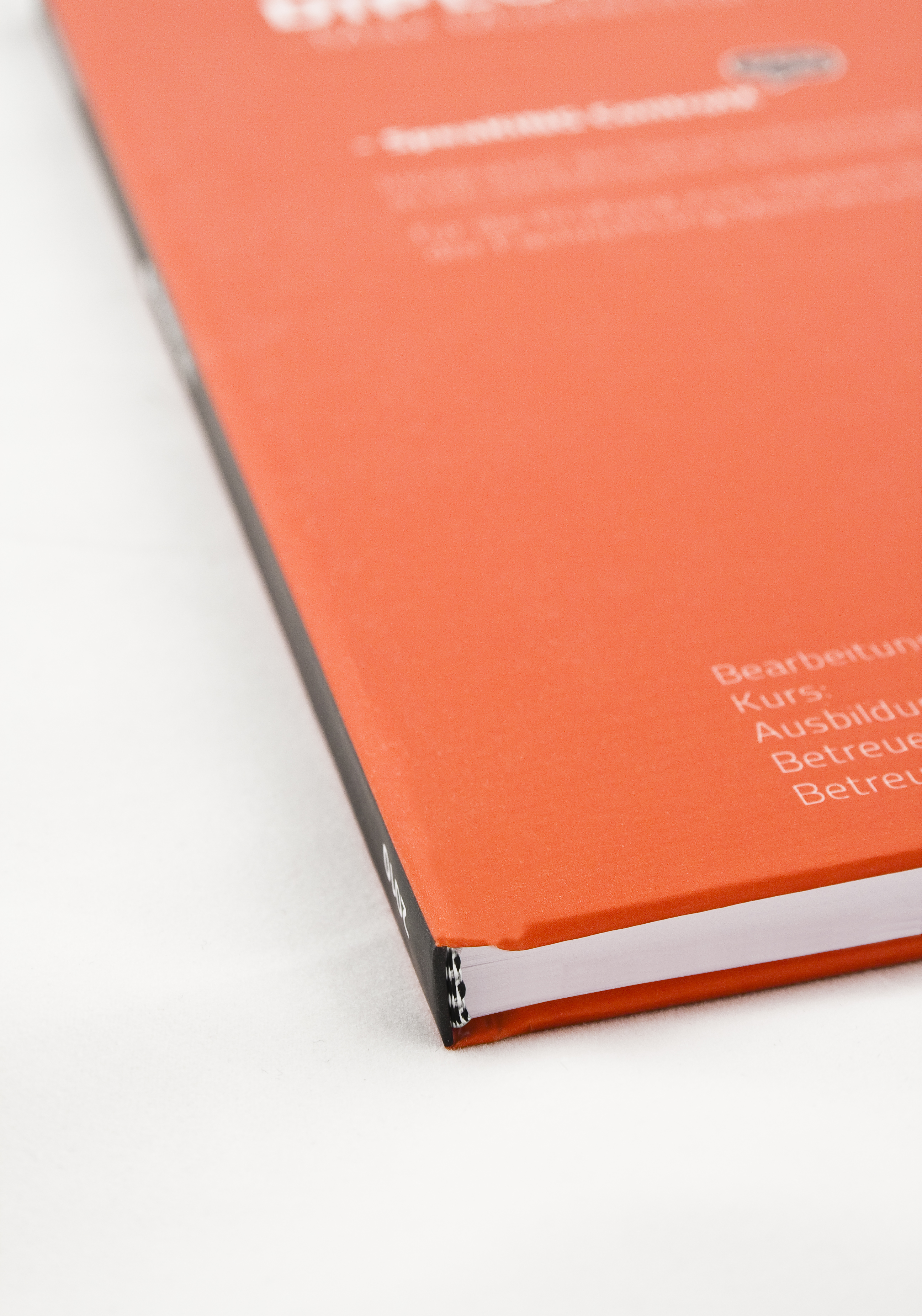 Selbst gestaltete Hardcover-Bindung in rot bei Druck deine Diplomarbeit