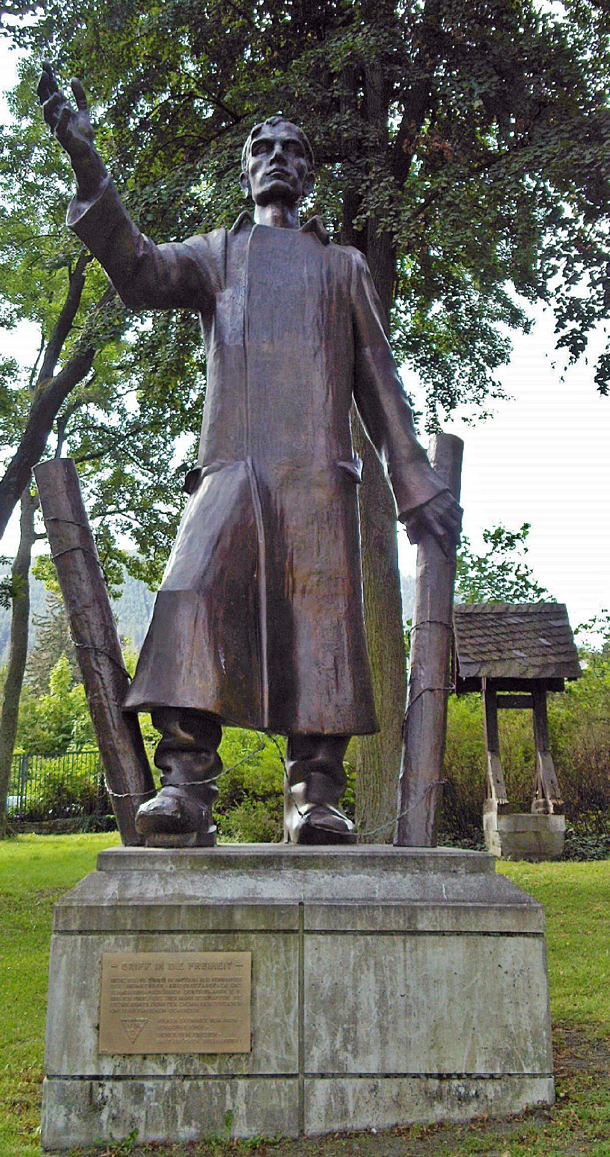 Heimkehrerdenkmal
"Griff in die Freiheit"
Statue des Künstlers 
Prof. Fritz Theilmann