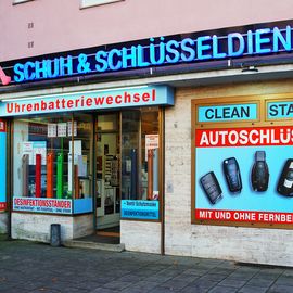 Schuh- &amp; Schlüsseldienst
Kompetenter und zuverlässiger Partner für Schuhreparaturen, Schlüsselanfertigungen, Uhrenreparaturen und -Batteriewechsel, Schilder, Stempel, Visitenkarten und Taschenreparatur in München Giesing. ErPoint bietet einen Notaufsperrdienst. 