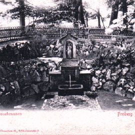 Kreuzbrunnnen vor 100 Jahren oder so, noch mit der Quellnymphe...