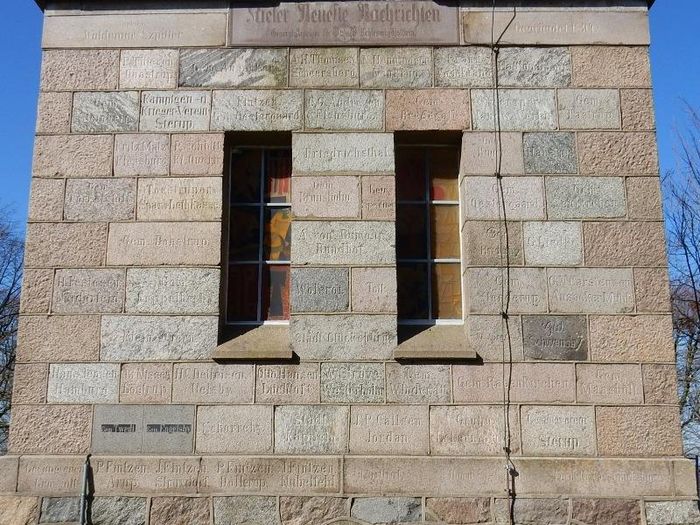 Südseite mit in Granit gemeißelte Spendernamen für den Turmbau