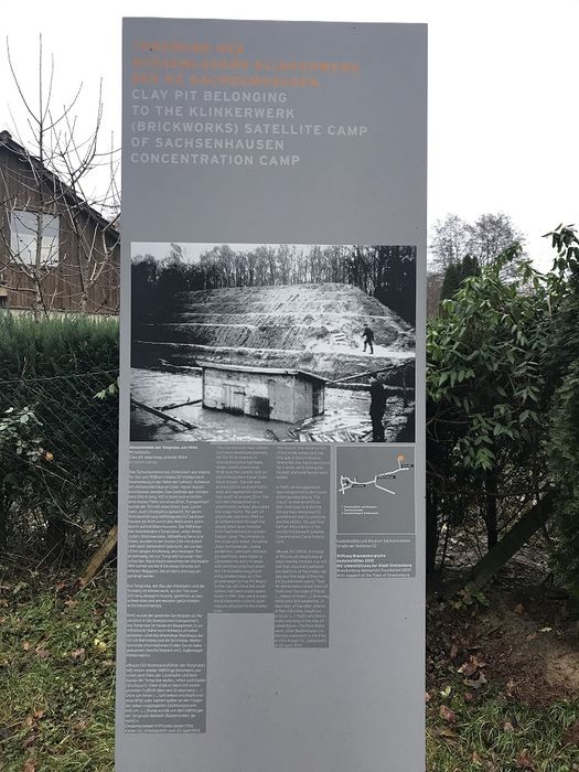 Gedenkstele vor dem Grundstück