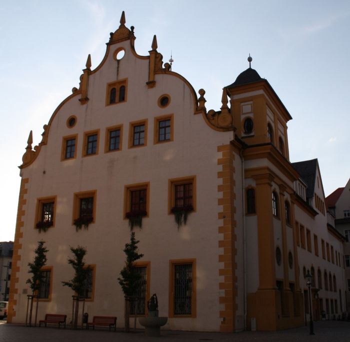 Rathaus östliche Ansicht mit dem Klatschweiberbrunnen