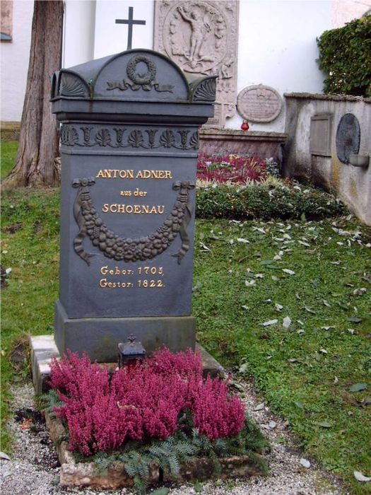 Adners Grab am Ausgang zur Franziskanerkirche