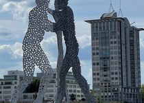 Bild zu Aluminiumskulptur »Molecule Man« Treptow