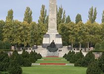 Bild zu Sowjetisches Ehrenmal u. Soldatenfriedhof Schönholzer Heide