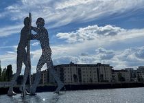 Bild zu Aluminiumskulptur »Molecule Man« Treptow