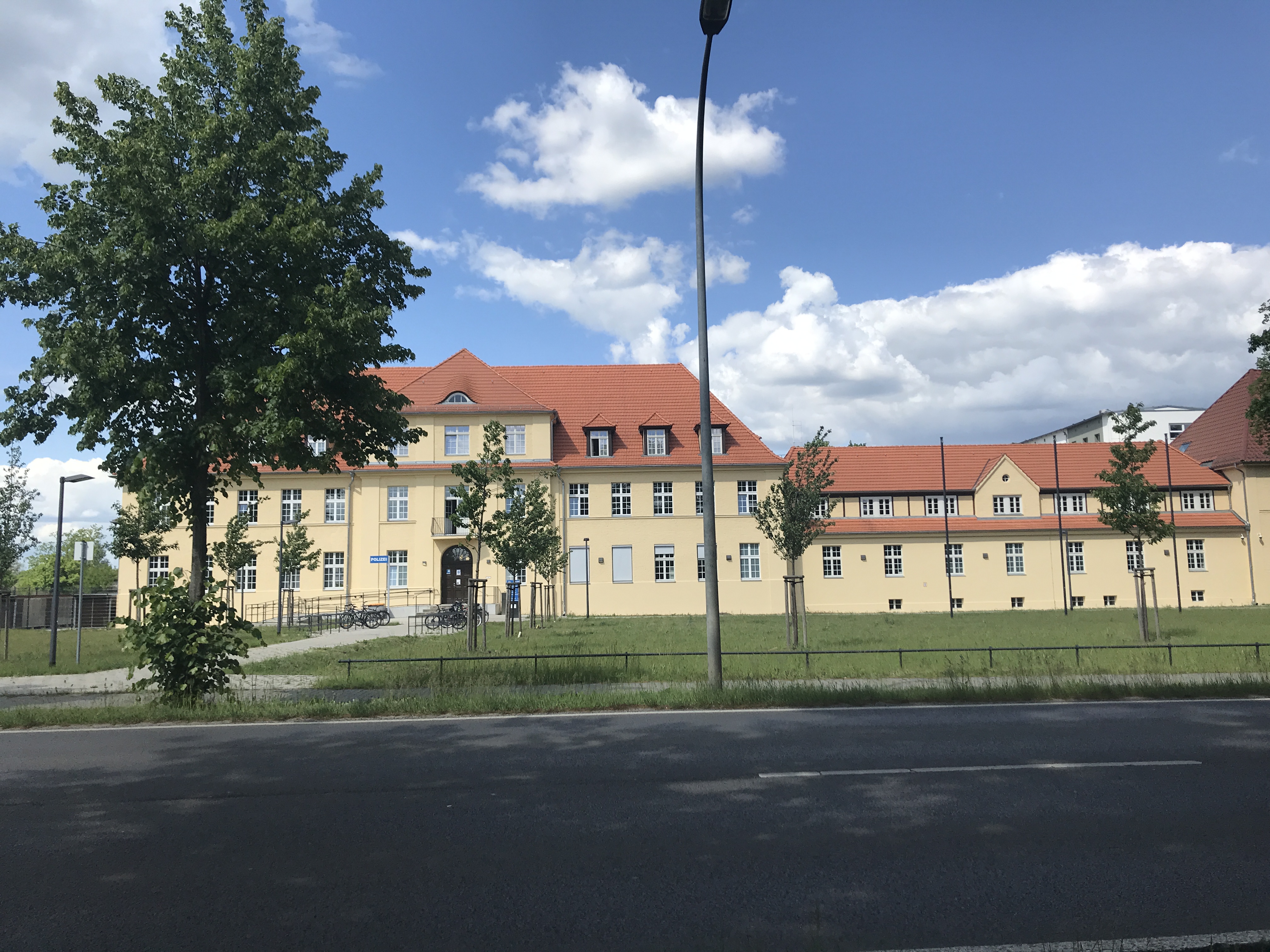 Haupteingang der neuen Polizeiinspektion Oberhavel in Oranienburg
