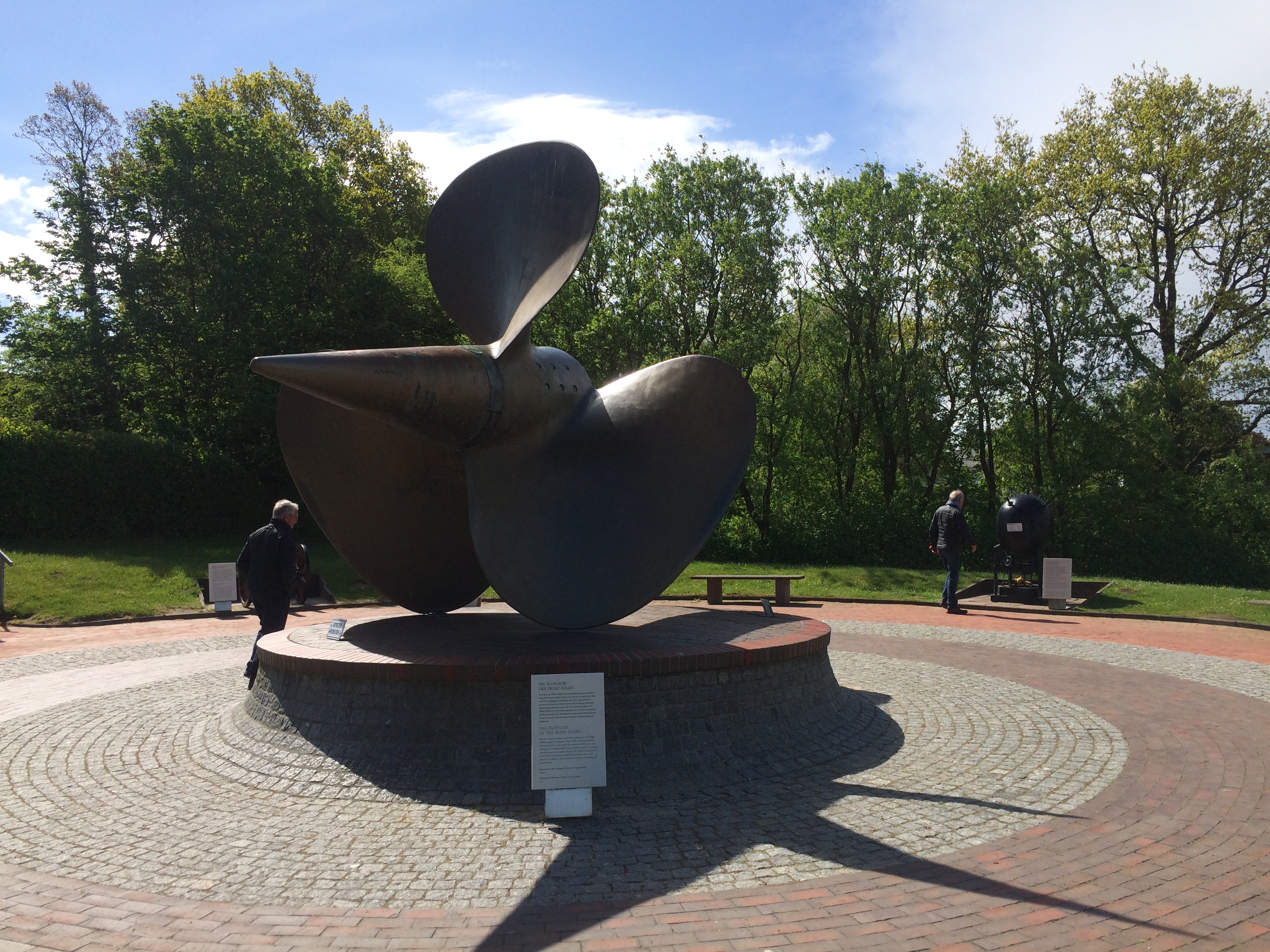 Bild 59 Marine-Ehrenmal und U-Boot "U-995" in Laboe