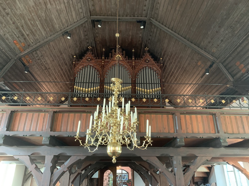 Orgel mit Kronleuchter