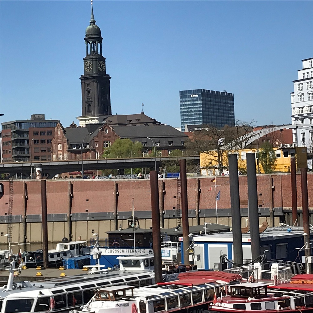 Blick aus Richtung Miniaturwunderland "über" der Flussschifferkirche