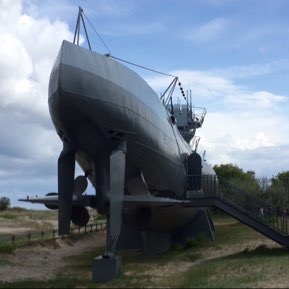 Bild 54 Marine-Ehrenmal und U-Boot "U-995" in Laboe