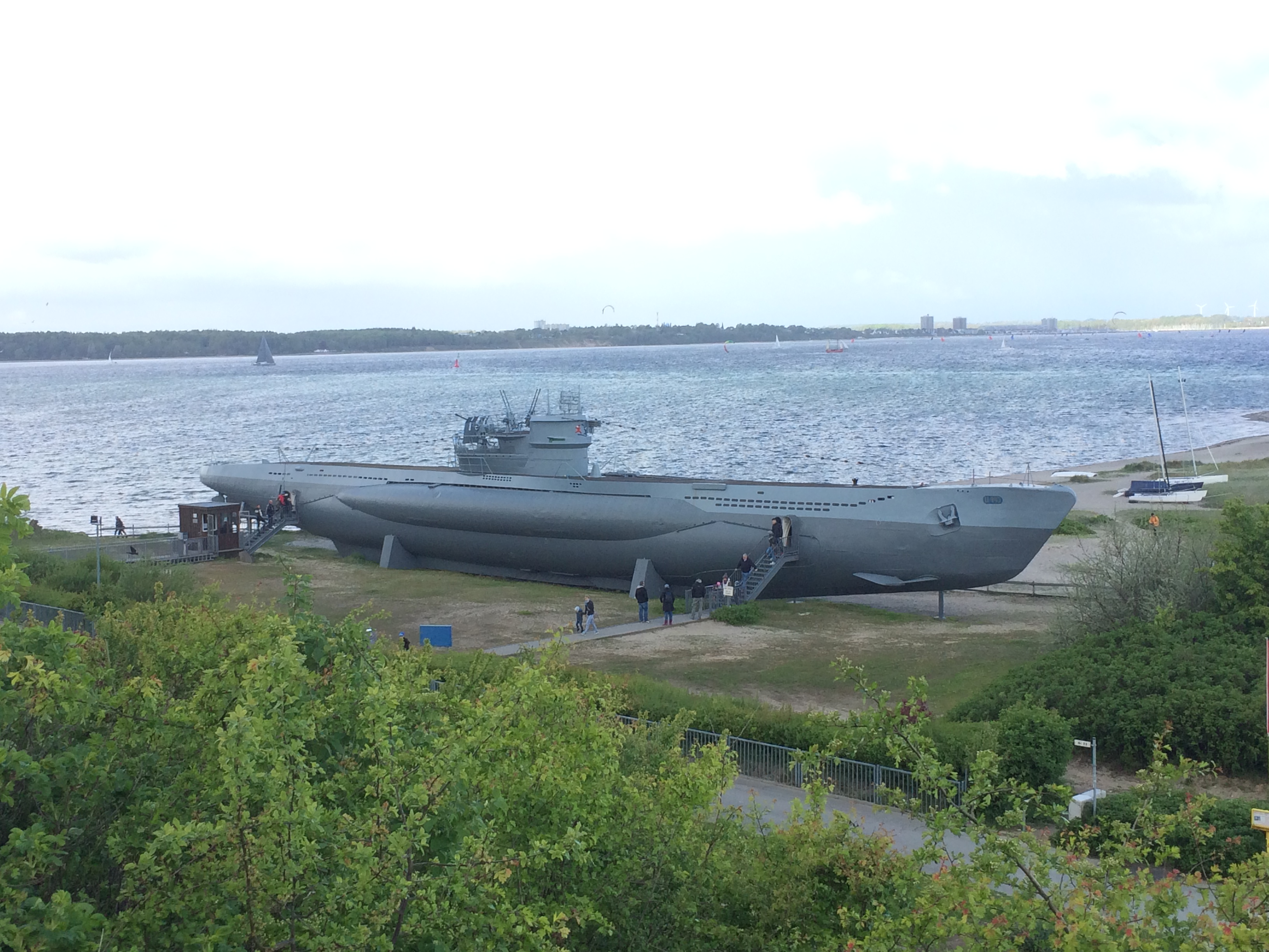 Bild 56 Marine-Ehrenmal und U-Boot "U-995" in Laboe