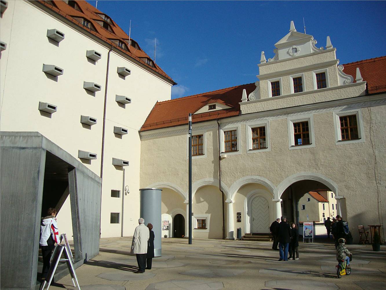 Rechts der Torbogen ist der Zugang zum Innenhof des SCHLOSS FREUDENSTEIN und links der graue Betonklotz ist der Eingang zur &quot;terra mineralia&quot; (oder auch TerraM).