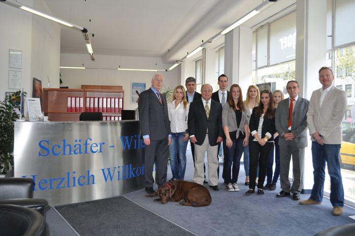 Team mit Cosmo unserem Bürohund.