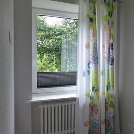 Fensterdekoration mit Gardinenstange aus Edelstahl, Plissee von Luxaflex und Dekostoff von Creation Baumann