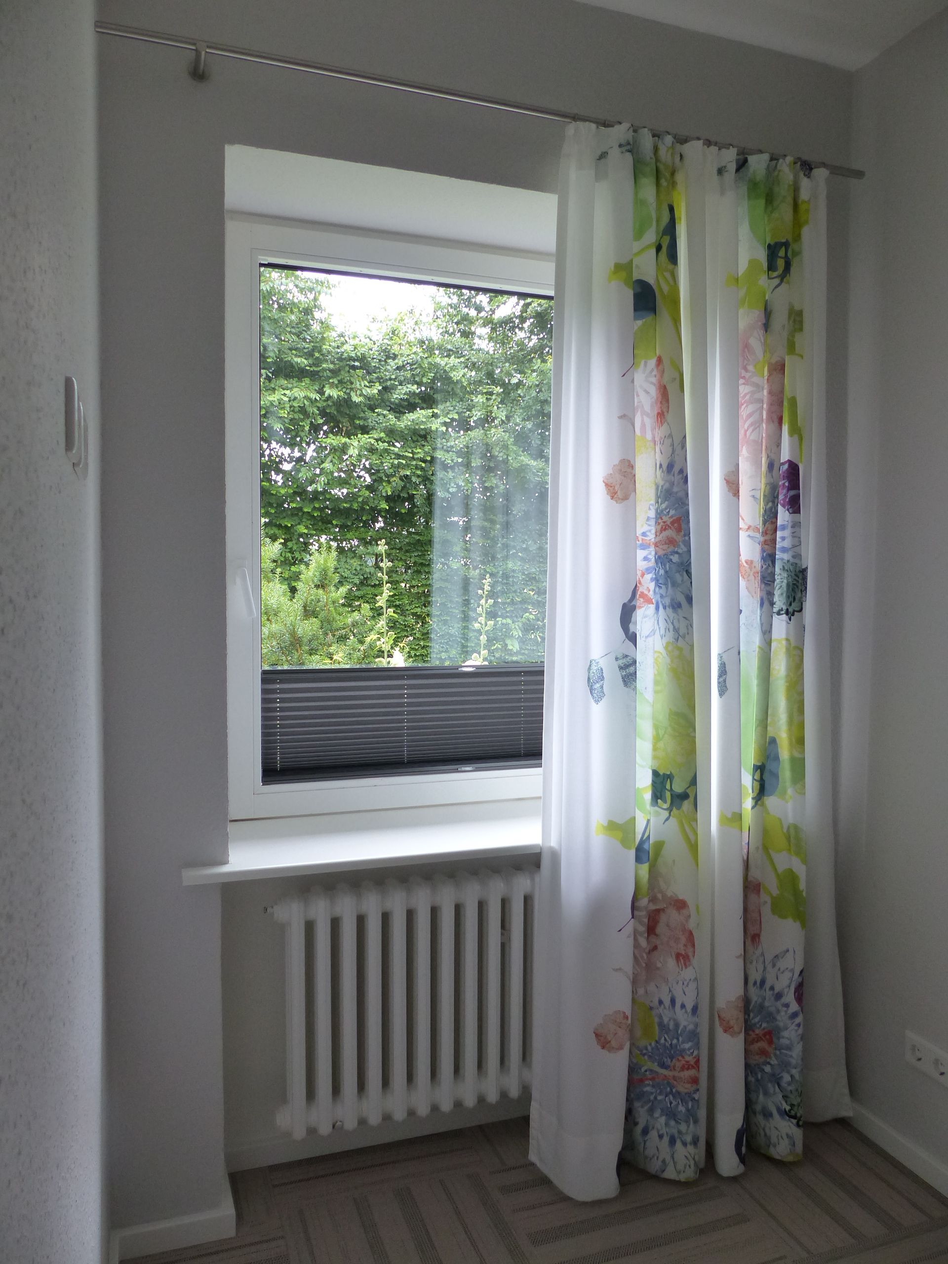 Fensterdekoration mit Gardinenstange aus Edelstahl, Plissee von Luxaflex und Dekostoff von Creation Baumann